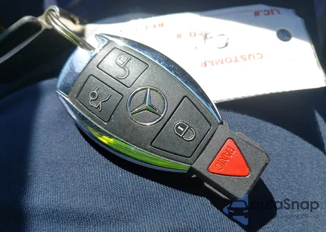 2018 Mercedes-Benz C 300 z USA, uszkodzony, nr VIN 55SWF4JB3JU279848